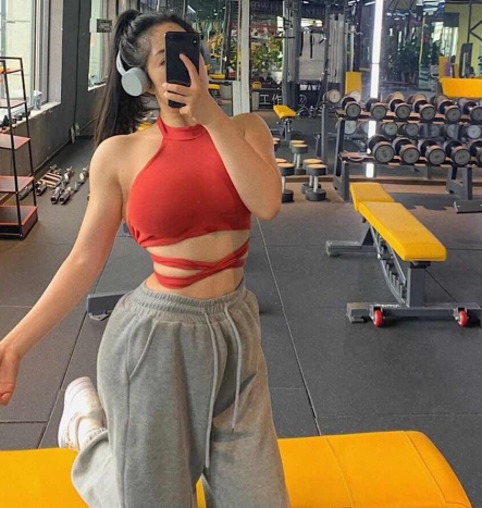 健身尤物展示某单位小姐姐的完美身材，视频和照片曝光