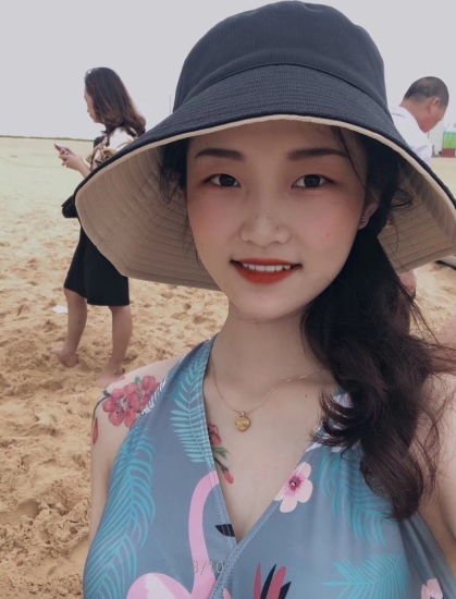 浙江大学系花与男友分手，甜美可爱的妹子身材惹网友关注，视频和照片曝光