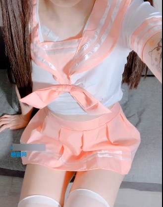 粉色JK：经典作品中的小姐姐妹子穿着粉红色的服装在视频中展示身材（476MB）