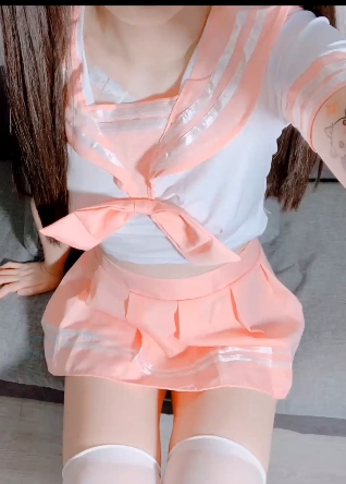 粉色JK：经典作品中的小姐姐妹子穿着粉红色的服装在视频中展示身材（476MB）