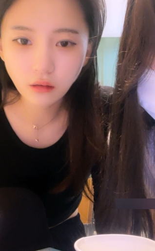 女主播小石头的毕业视频作品：放松闺蜜热舞直播