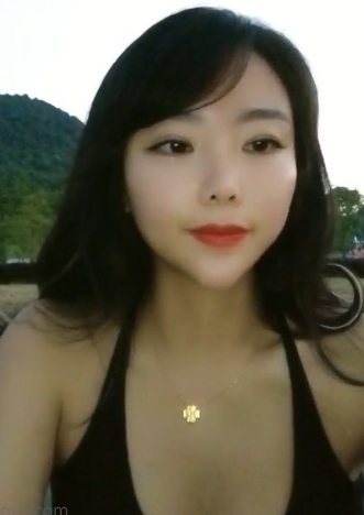 苏妲己：御姐女主播在大街和公园直播，带来满足感的城市视频（1.1G）