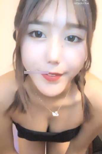 精选女主播蜜桃的无名小妖视频，颜值和身材俱佳