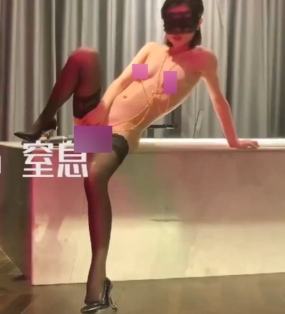 网红女主角在咖啡店中的真实身材作品视频