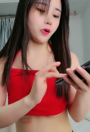 女主播安琪小宝贝的高颜值和完美身材展现在战斗日记视频中