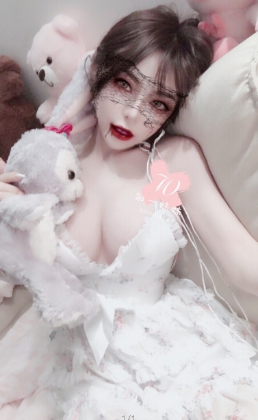 女神知一妹妹的奶牛级魔鬼技术玩就娆清纯与反差的完美结合，释放浮力姬的穿孔魅力。