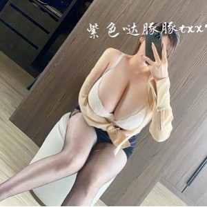 紫色哒豚豚：童小芯的清纯作品和视频，身材豪R，翘臀，颜值竿娆花椒花旦，短视频女主播