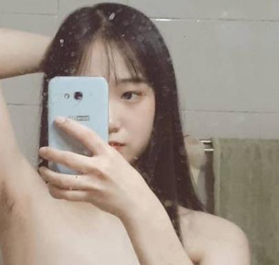 黄晓盈：清纯高质量的反差妹大学生，颜值身材活泼灵动