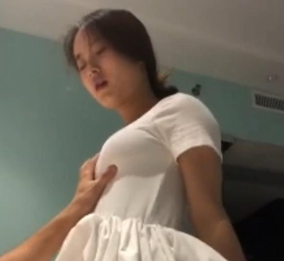 极美反差婊：嫩妹清纯私下生活皮肤下载