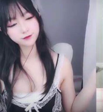 可爱的埋埋斗鱼主播失眠R的火辣热舞和性感写真