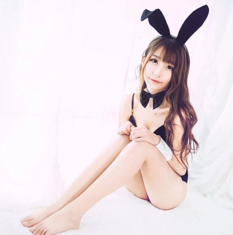 可爱的埋埋斗鱼主播失眠R的火辣热舞和性感写真