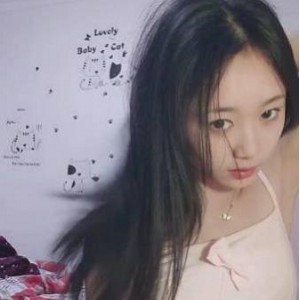 甜美女神直播聊天，清纯校园妹子展现颜值尺度，6V3.2G大学生主播