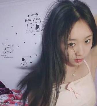 甜美女神直播聊天，清纯校园妹子展现颜值尺度，6V3.2G大学生主播