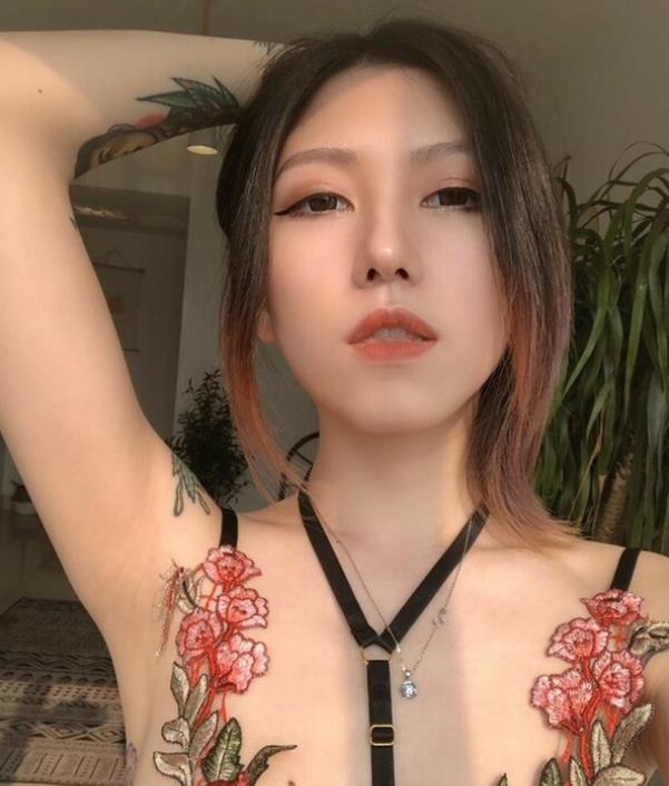 推人气国模御姐女神纹身有尺度合集高颜值浮力姬小姐姐舌尖上的那地方霸气野性抖M指教热门国模合集，高颜值御姐女神展现霸气野性纹身，舌尖上的那个地方令人抖M指教