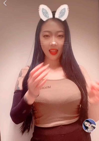 欣妹妹：快手大灯主播，完美身材，性感浮力主播，午夜场尤物，深夜伴侣