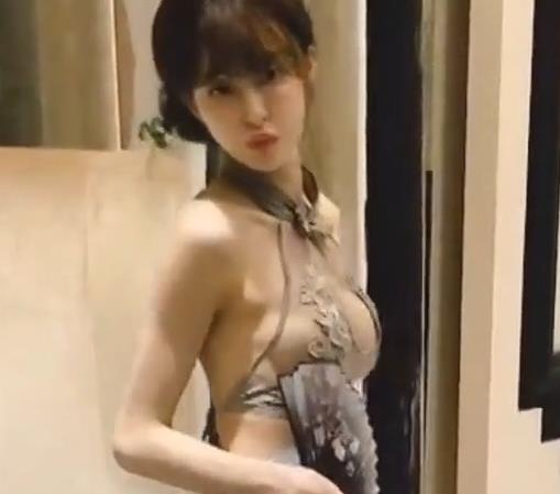 女星SWAG的Cartiernn棒棒糖资源，展现颜值和身材的大长腿麻瓜豆豆