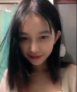 俏皮可爱的嫩妹完整版，甜美笑容的脸蛋和身材，值得收藏和下载。