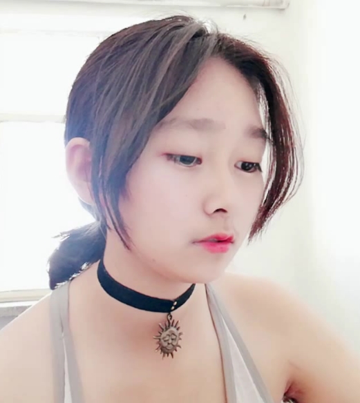 模仿关晓彤的美少女明星，展示了她的妆容、身材和才艺的美女直播，提供了关晓彤的资源，包括图片、视频和福利。