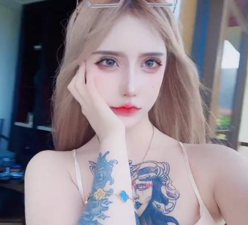 金伊娜在抖音上的吃瓜视频引发的网红热潮，COS女神1V42M的身份被曝光，涉嫌骗取了别人30W的资金