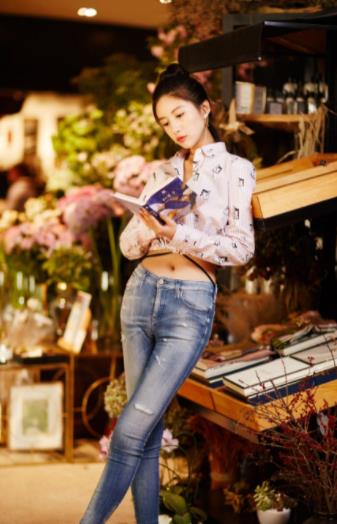 国人美少女的优优在P站上的直播中收到了粉丝送来的礼物和道就娆其中包括fly利和无保护层路。