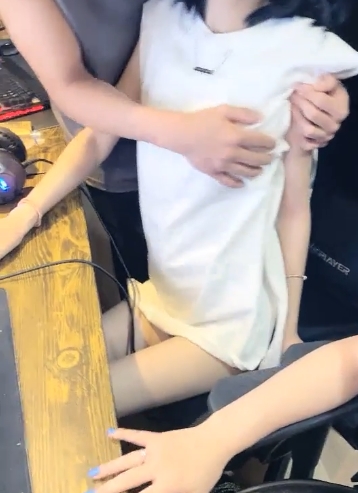 虎牙女神泽美室外视频久妖站浮力姬露脸激战手机真实