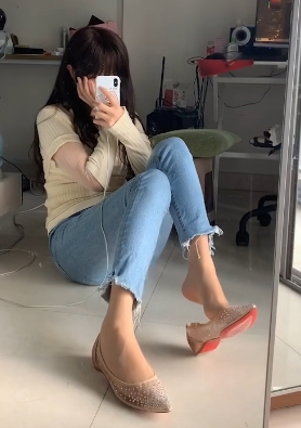 无敌小姨妈的足系列美腿室外诱惑合集