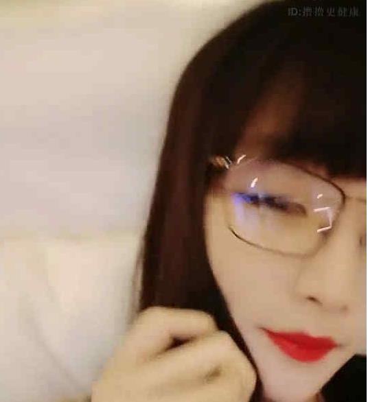 眼镜妹：网络平台上骚气的高情绪女主播幸运鸽鸽：网络平台上颜值与实力并存的小哥哥眼镜妹和幸运鸽鸽：洞悉人性的高情绪女主播和颜值实力派小哥哥网络平台上的眼镜妹和幸运鸽鸽：关注他们的资质、性格和实力派表现