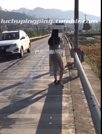 斗鱼资深美女网红pinkpigbb展示室外萍萍路人最日常大自然绅士