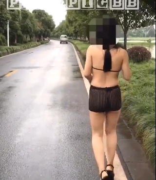 斗鱼资深美女网红pinkpigbb展示室外萍萍路人最日常大自然绅士