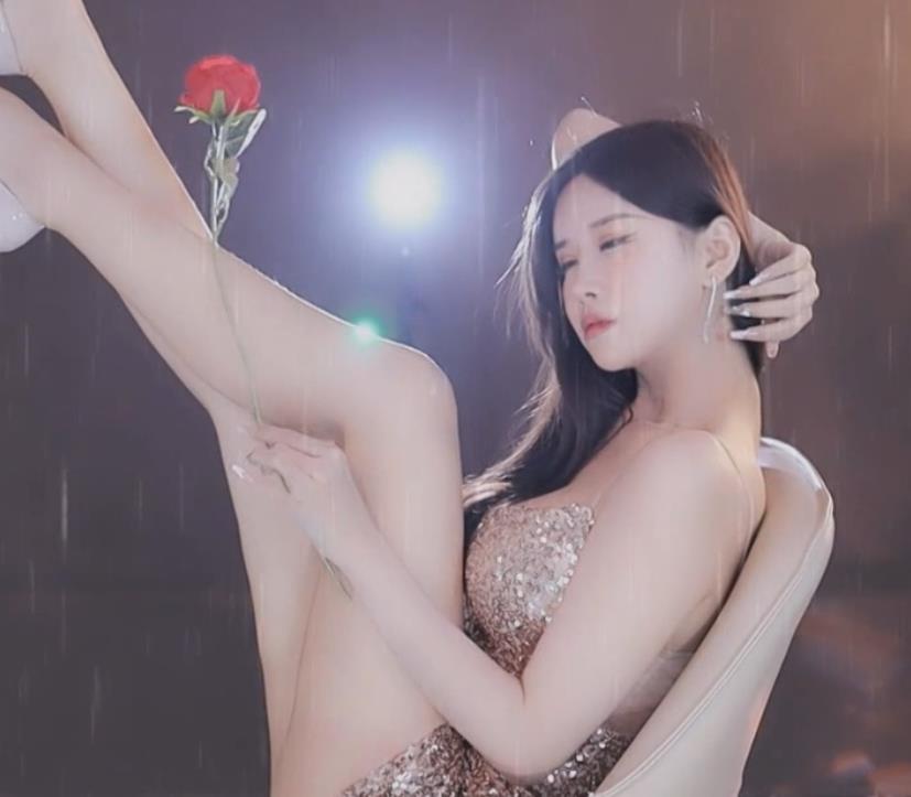 网易CC9V3.9G定制土豪烧表情抖胸抖臀舞小恩雅