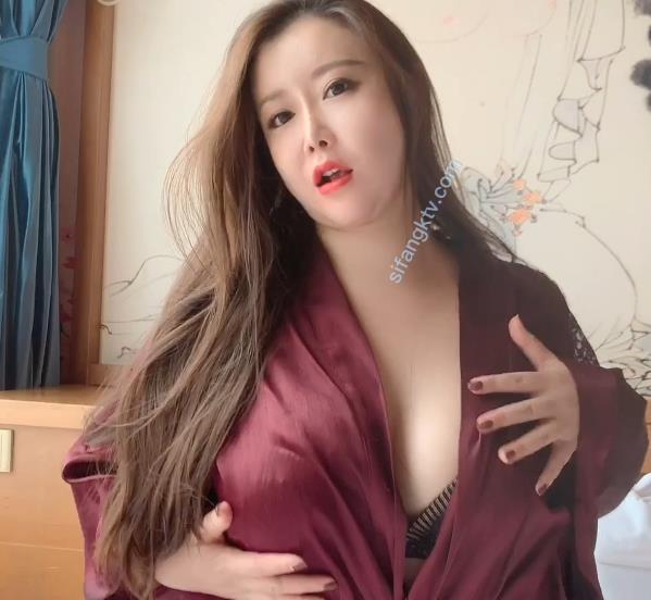 合租大罩杯女神的摄影动作片