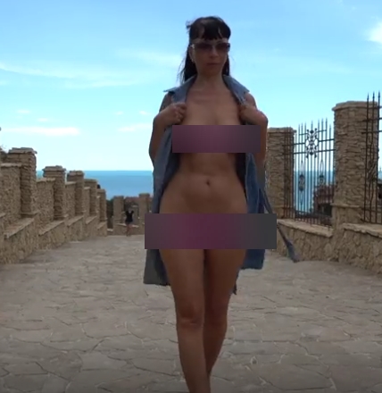 成熟女人在公共场合暴露脱光光的视频