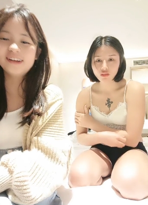 斗鱼超人气姐妹花酒店双人游戏实录合集：1V-990M直播小姐姐身材中规中矩年轻敢玩资深大哥Y乱高情绪绅士