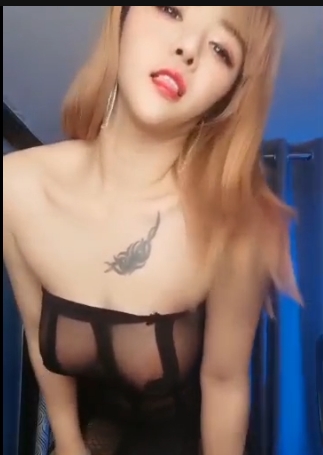 斗鱼主播陈小魔在快手直播中展示了美颜效果,使用了大玉兔、舞动、果舞等特效,自摸了紫薇,并进行了特写,最终隐退。