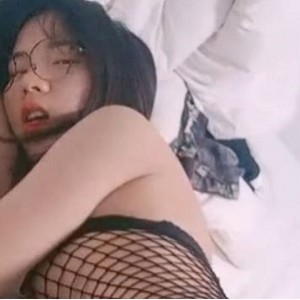 可爱小姐姐穿着黑丝网袜调皮表情，享受舒服的泄密视频资源