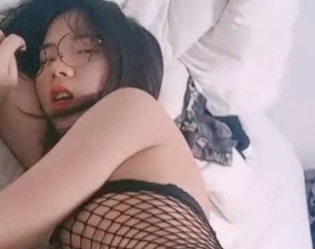 可爱小姐姐穿着黑丝网袜调皮表情，享受舒服的泄密视频资源