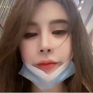 杭州女神RosesJoo的抖音视频，展示了她完美的身材和可爱的宠物熊。