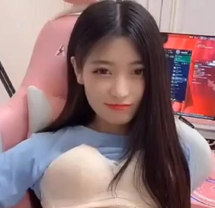 网红主播月月大小姐姐在快手和抖音平台上的热度不减，她的资源和粉丝也在不断增长。她的直播间经常有夜微凉的感觉，吸引了很多观众的关注和打赏。她经常录屏分享自己的生活和日常，让粉丝更加了解她。