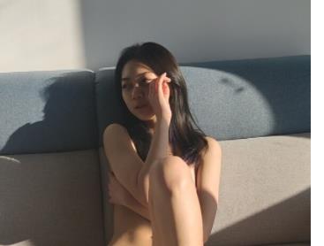 稚嫩的艺校女模特刘兵在LOL游戏中展示了令人难忘的人体模特形象