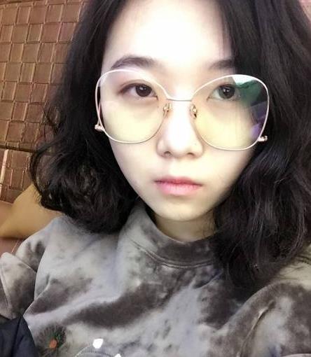 高端原创美女视频：私密群中的网红美女展示高颜值和完美身材