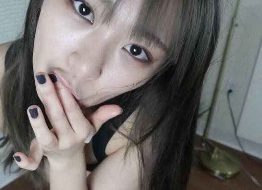 网红安雪儿推荐的私底下资源：1V374M技术表情游戏女主棒棒糖手盘核桃小舌头吐云吐雾口吐莲花