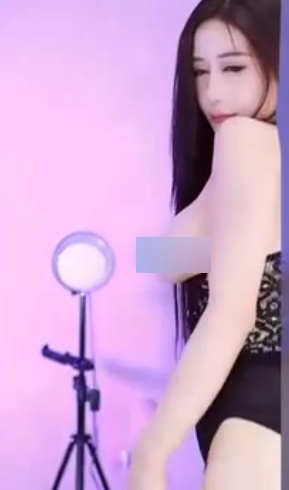 超人气土豪美女主播-桃一的精选浮力姬定制作品,1V-400m金主资本,性感热舞,白嫩翘蜜臀的qin趣玩具高情绪紫薇秀