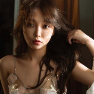 高端摄影师拍摄的玫瑰娅幺幺茶模特作品，花絮特写，引起点赞