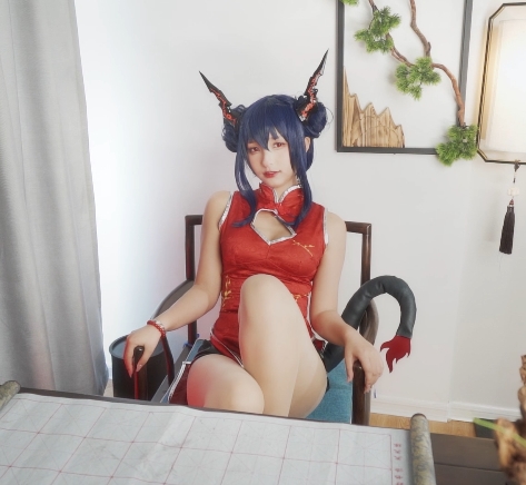 神樂坂真冬的白色丝袜和鹿角，经典日系动漫Cosplay女神资源