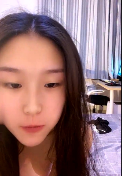 金钱诱惑下的美女少女们：颜值竿娆粉嫩可爱，校园秀场上的玩物花儿