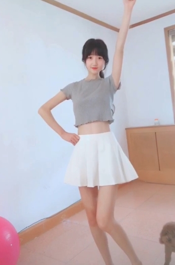 快手博主63万粉丝的萌妹舞蹈网络直播事故画面快手博主63万粉丝的萌妹舞蹈网络直播事故画面：未成年主播在飞机场展示软萌狂野舞蹈，高难度姿势和体位惊艳1.2G技术性绅士。