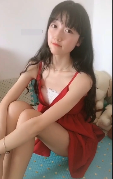 快手博主63万粉丝的萌妹舞蹈网络直播事故画面快手博主63万粉丝的萌妹舞蹈网络直播事故画面：未成年主播在飞机场展示软萌狂野舞蹈，高难度姿势和体位惊艳1.2G技术性绅士。