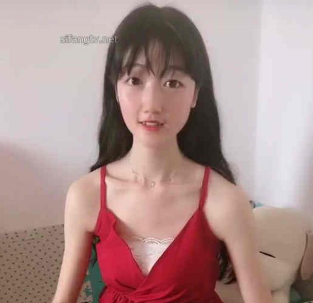 快手博主63万粉丝的萌妹舞蹈网络直播事故画面快手博主63万粉丝的萌妹舞蹈网络直播事故画面：未成年主播在飞机场展示软萌狂野舞蹈，高难度姿势和体位惊艳1.2G技术性绅士。