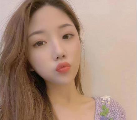 超高颜值的甄选生活Y乱私拍，甜美良家妹子露脸，1.3G内S宝具打粑粑，咬的反差妹