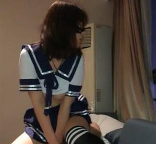 学生服装精选：反差臀部渔网条纹衣和白色睡衣注：根据分割线中的内容，为商品取标题时，可以选择其中的关键词进行组合，以突出商品的特点和卖点。在这个例子中，可以将学生服装和精选作为整体标题，然后通过反差臀部、渔网条纹衣和白色睡衣来具体描述商品的特点，增加更多细节并去掉不必要的词汇。